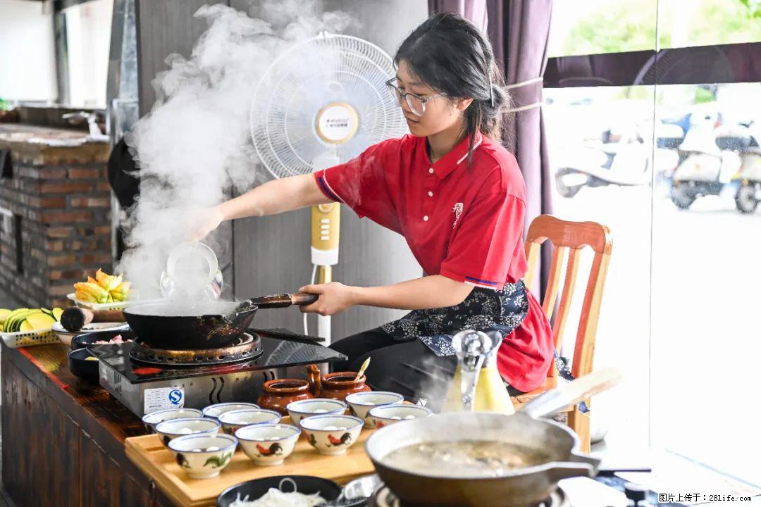 全网追的“扁担女孩”，找了一份暑假工，时薪12元 - 荷泽生活资讯 - 荷泽28生活网 heze.28life.com